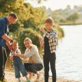 Frauen am Wasser: Erfahrungsberichte über Familienangeln aus weiblicher Perspektive